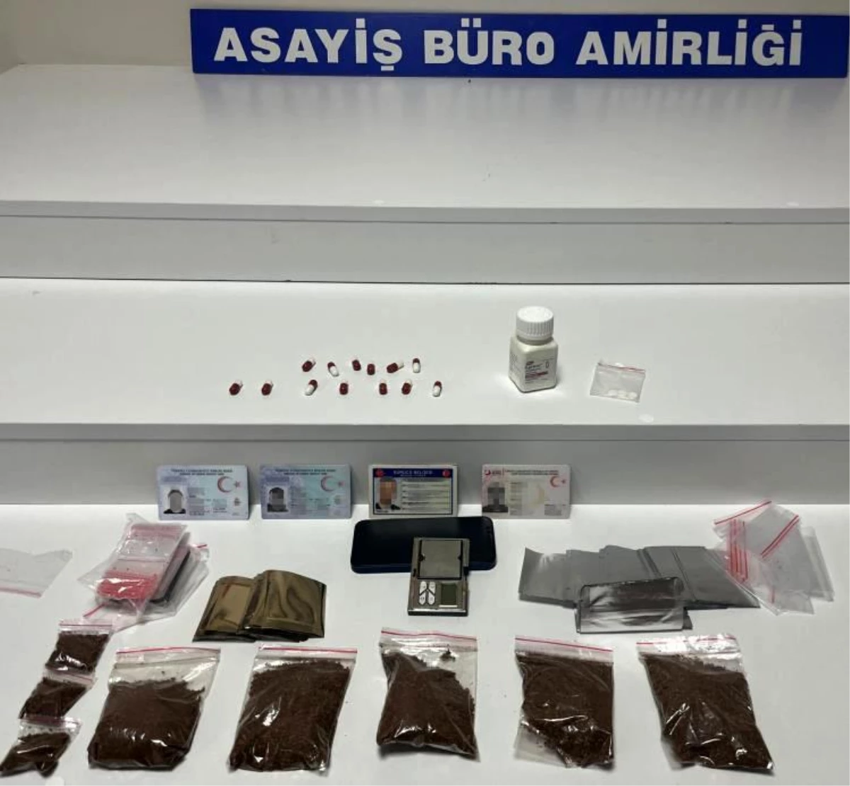 İstanbul\'da Çikolataya uyuşturucu enjekte edip satan şahıslar yakalandı