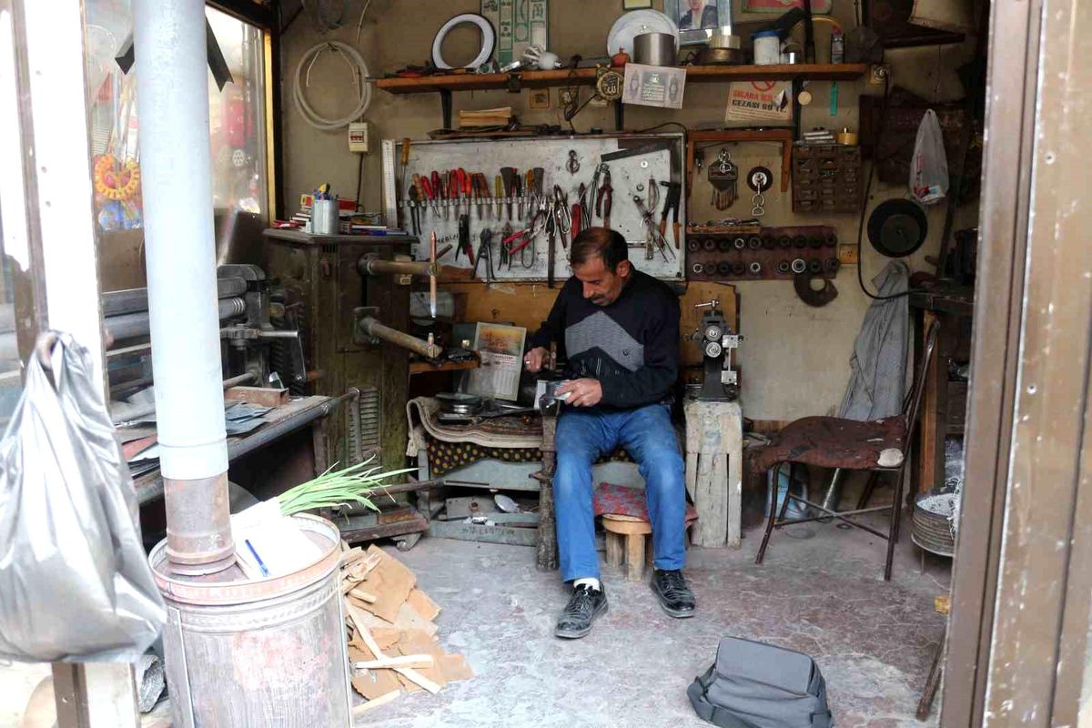 Siirt\'te 40 yıldır teneke ve soba yapıyor