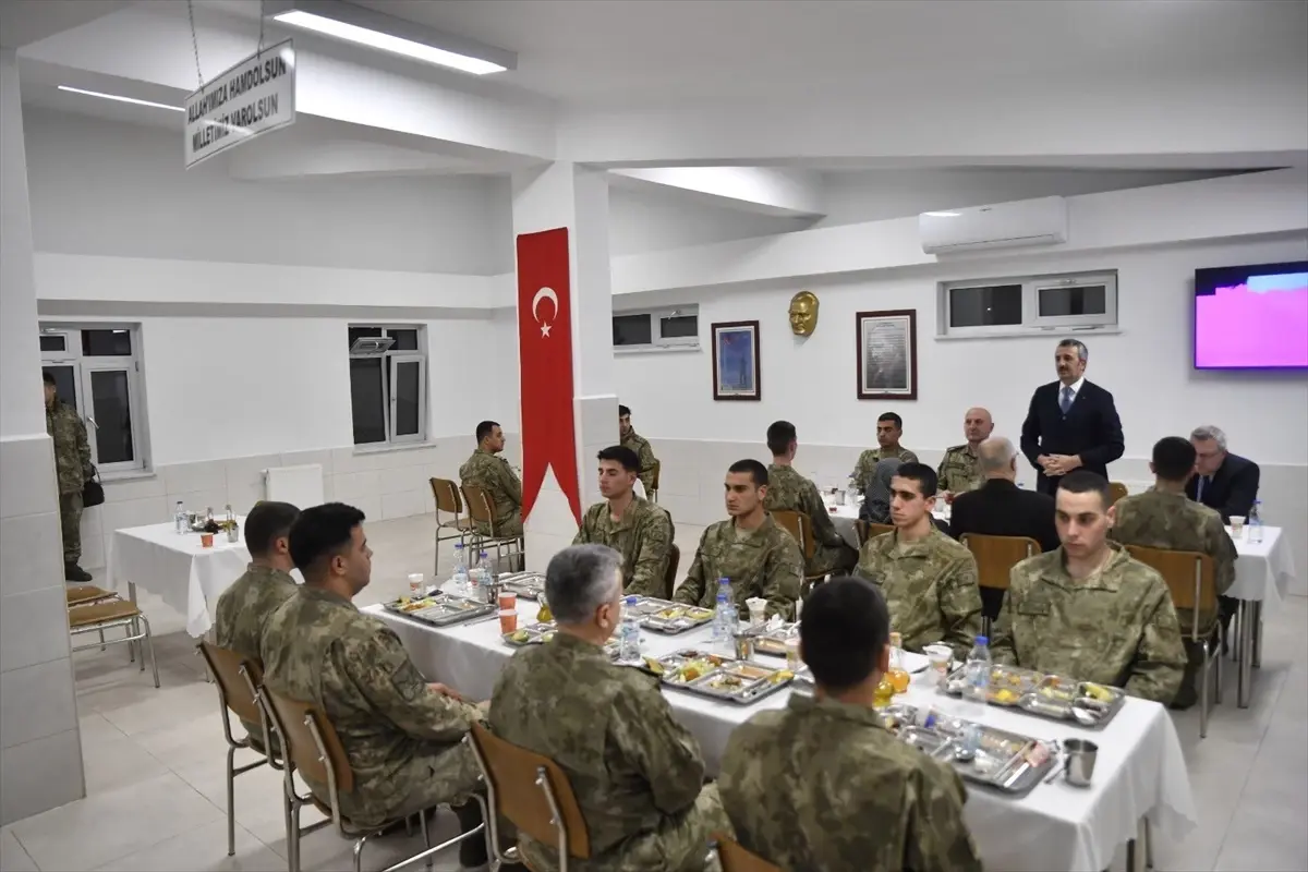 Edirne Valisi Yunus Sezer, hudut karakolunda Mehmetçikle iftar yaptı