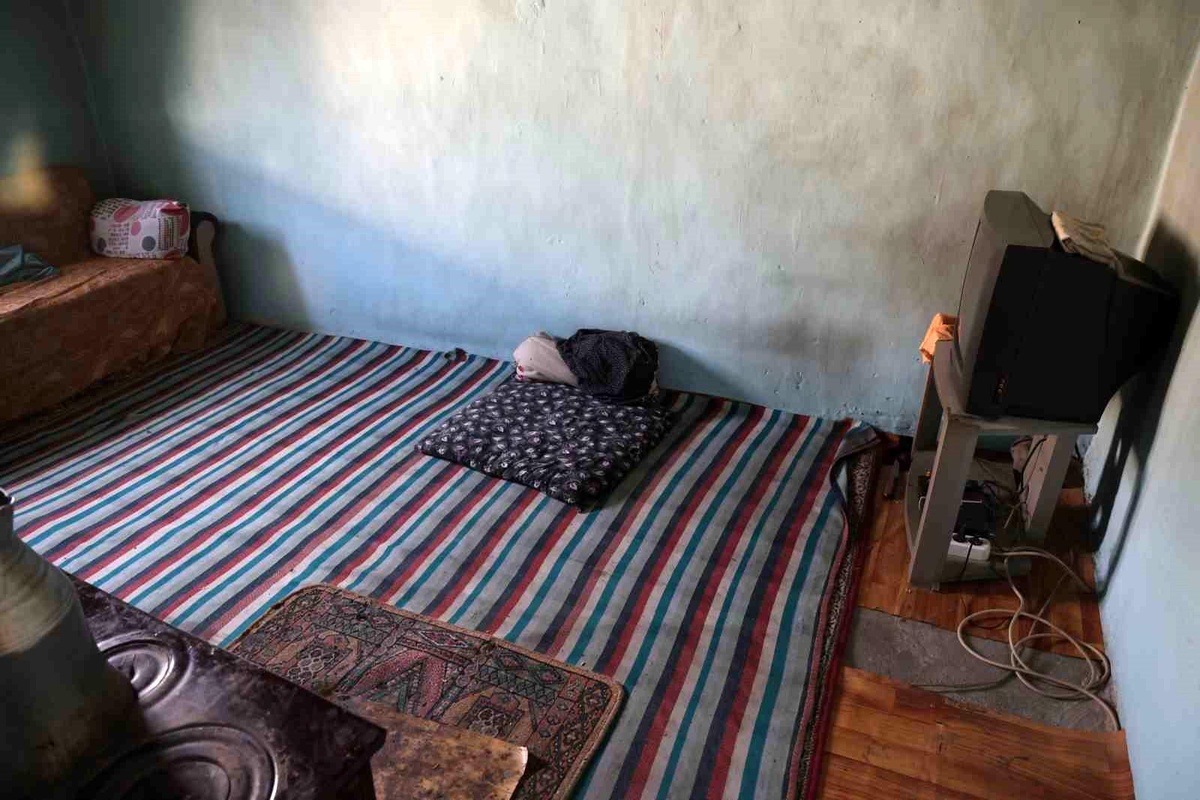 Elazığ\'da tek katlı derme çatma evde yaşayan 91 yaşındaki kadın yaşam mücadelesi veriyor