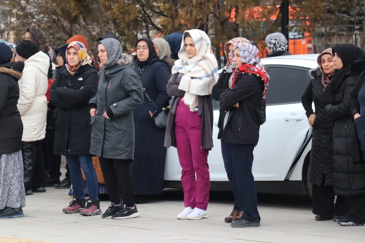 Erzurum\'da eşi tarafından bıçaklanarak öldürülen anne ile kızının cenazeleri toprağa verildi