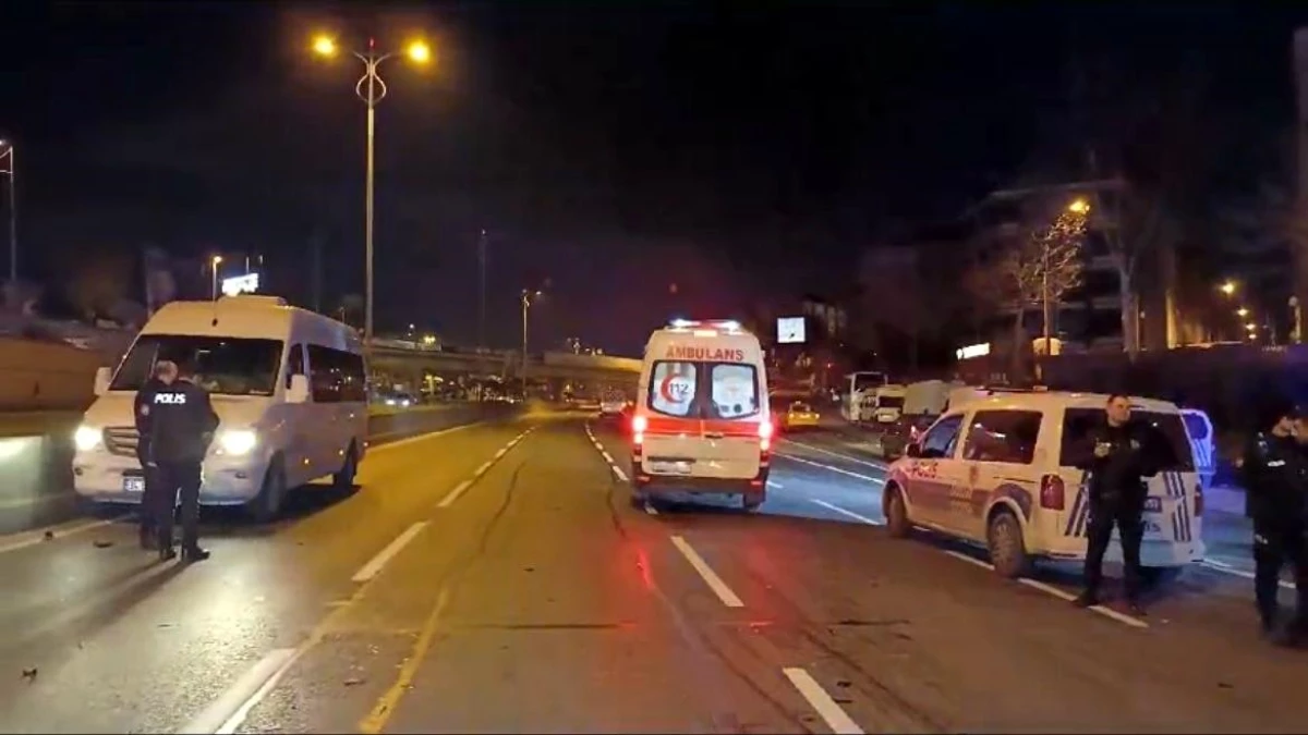 Esenler O-3 TEM Bağlantı Yolu\'nda Otomobil ve Servis Minibüsü Kaza Yaptı