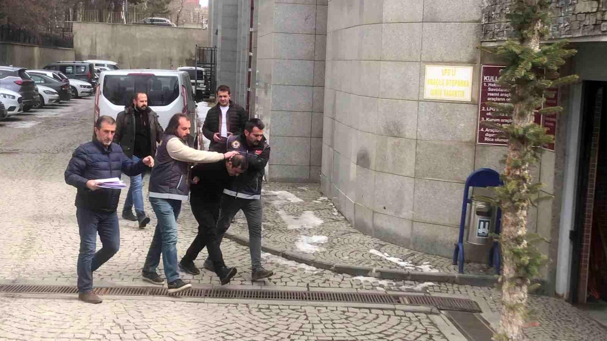 Erzurum\'da Kıskançlık Krizi Yüzünden Öğretmen Baba Eşi ve Kızını Öldürdü