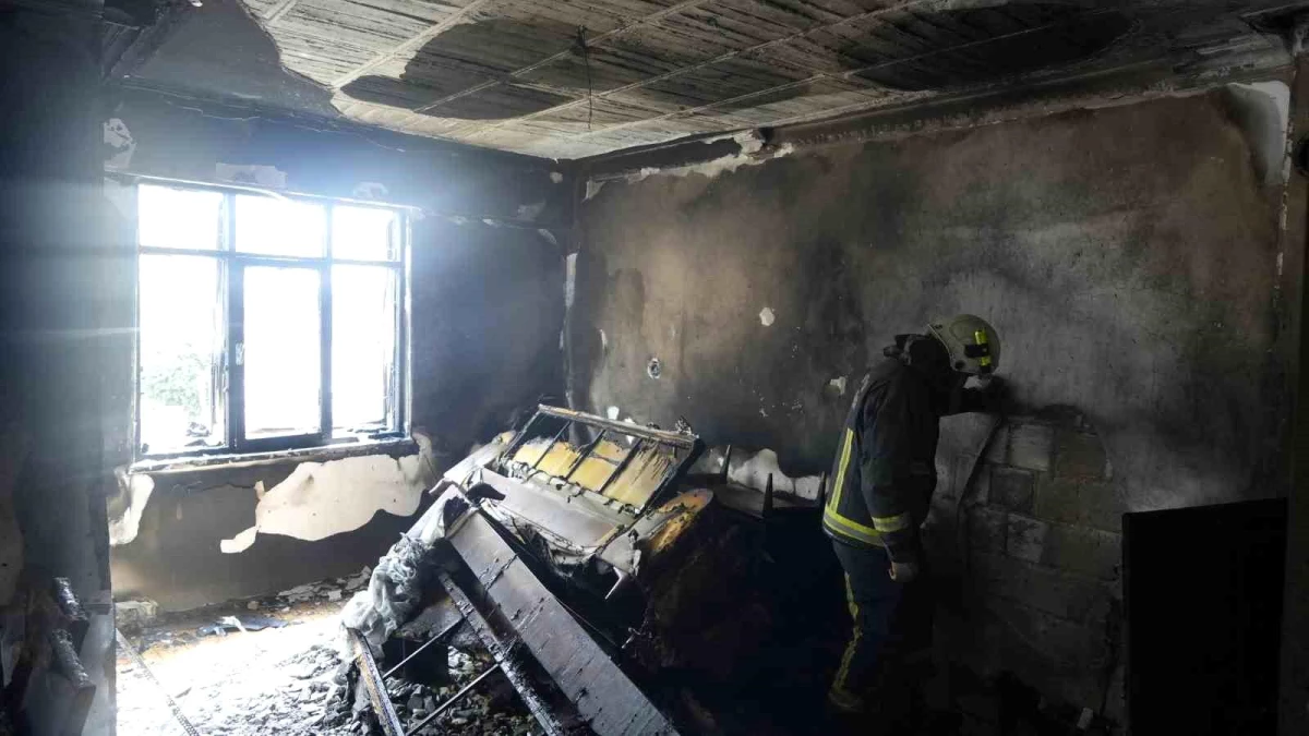 Antalya\'da bir apartmanda çıkan yangın paniğe neden oldu
