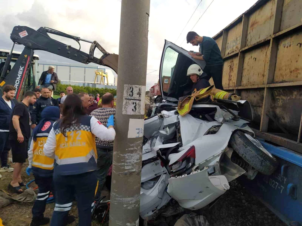 Hatay\'da yük treni otomobile çarptı: Sürücü ağır yaralandı