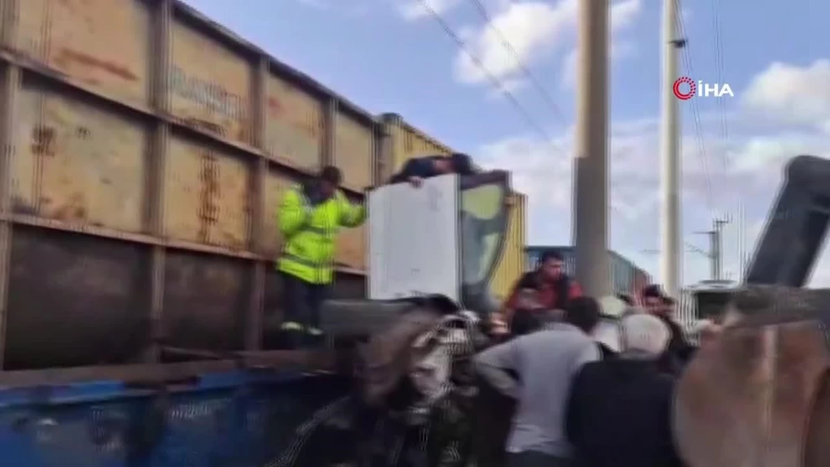 Hatay\'da trenin çarptığı araç hurdaya döndü, sürücü ağır yaralandı