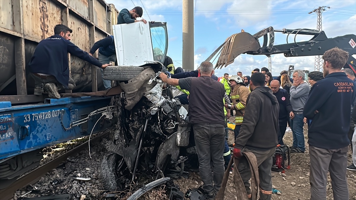 Hatay\'da trenin çarptığı otomobilin sürücüsü yaralandı