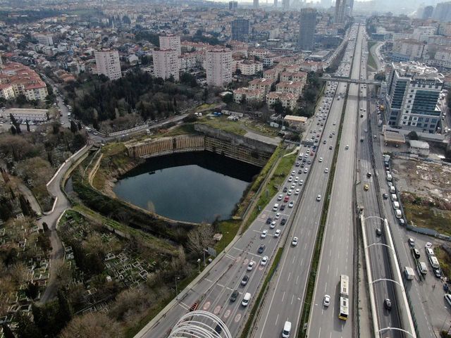 İstanbul'un göbeğindeki su birikintisi Google'ı bile şaşırttı! Haritada göl olarak gösterildi İstanbul'un göbeğindeki su birikintisi Google'ı bile şaşırttı! Haritada göl olarak gösterildi