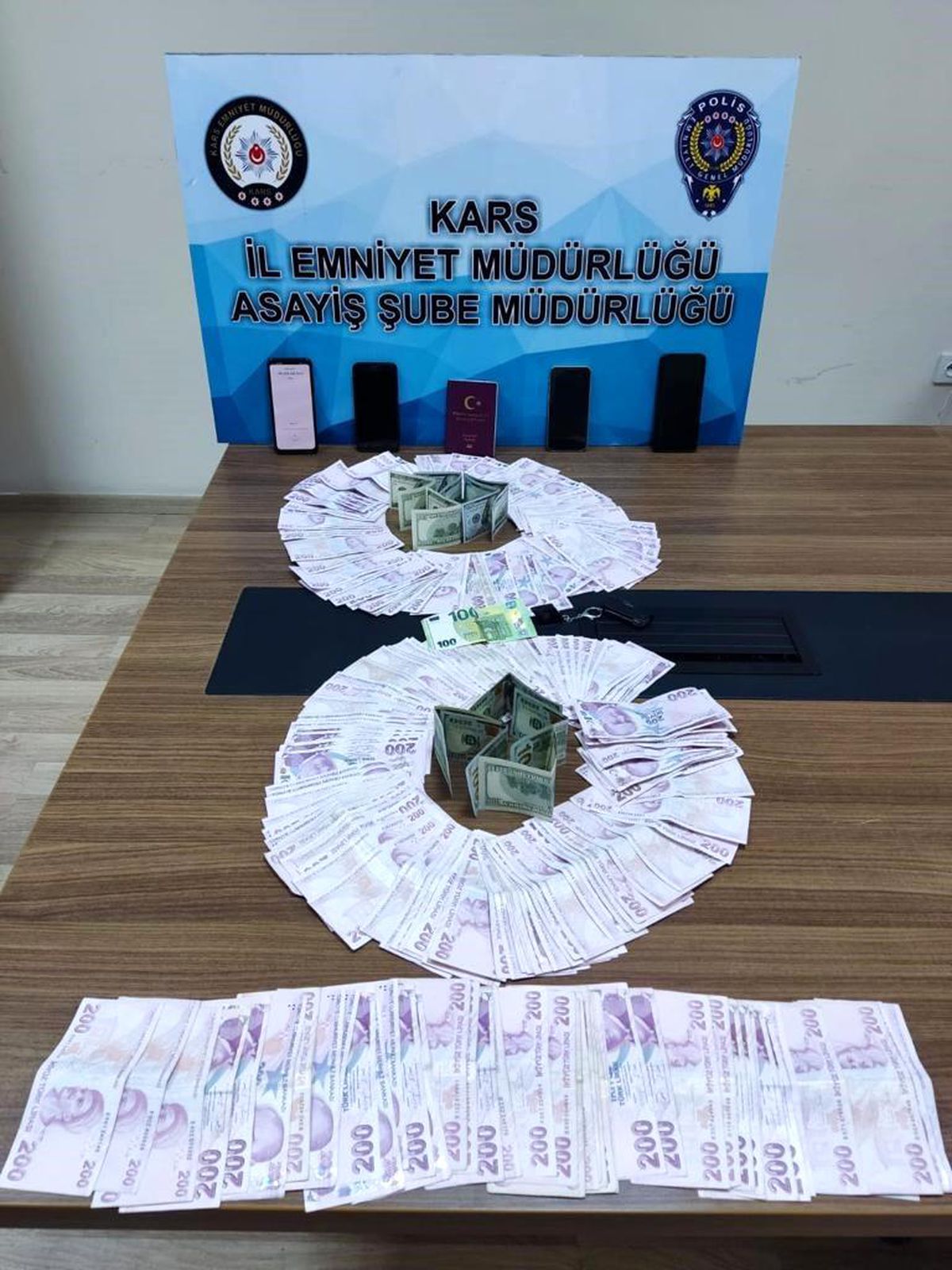 Kars\'ta Dolandırıcılar Altın Alırken Yakalandı
