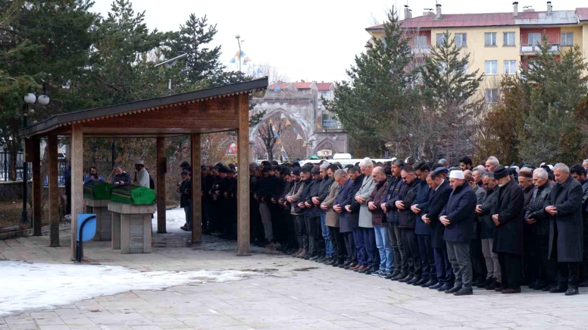 Erzurum\'da Coğrafya Öğretmeni Tarafından Katledilen Kadın ve Kızının Cenazesi Toprağa Verildi