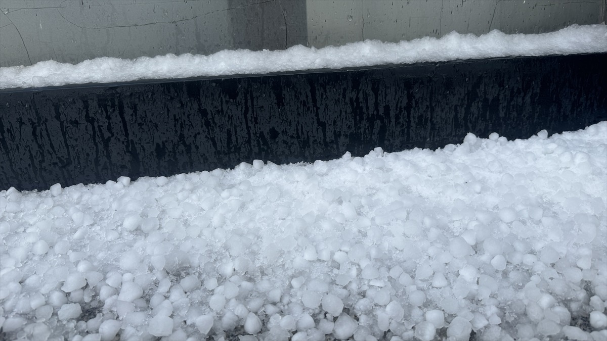 Kayseri\'de Aniden Bastıran Dolu Yaşamı Olumsuz Etkiledi