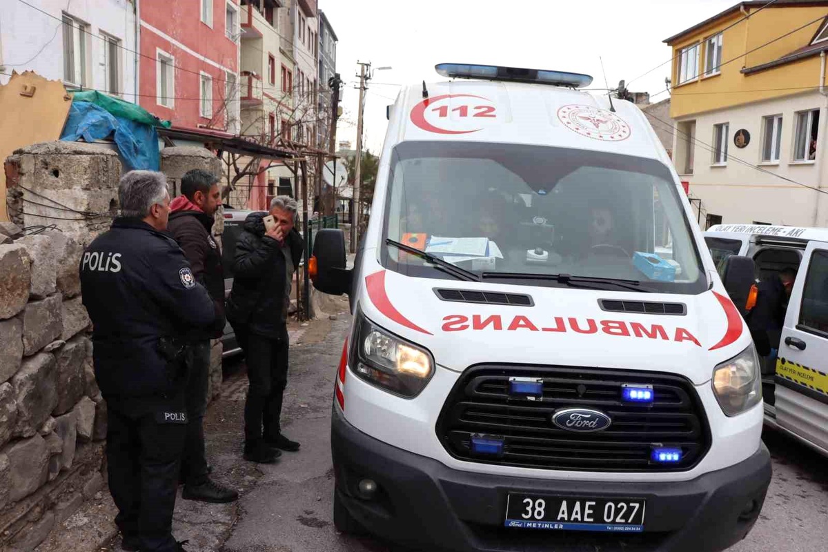 Kayseri\'de çıkan kavgada bıçakla yaralanan 2 kişi tedavi altına alındı