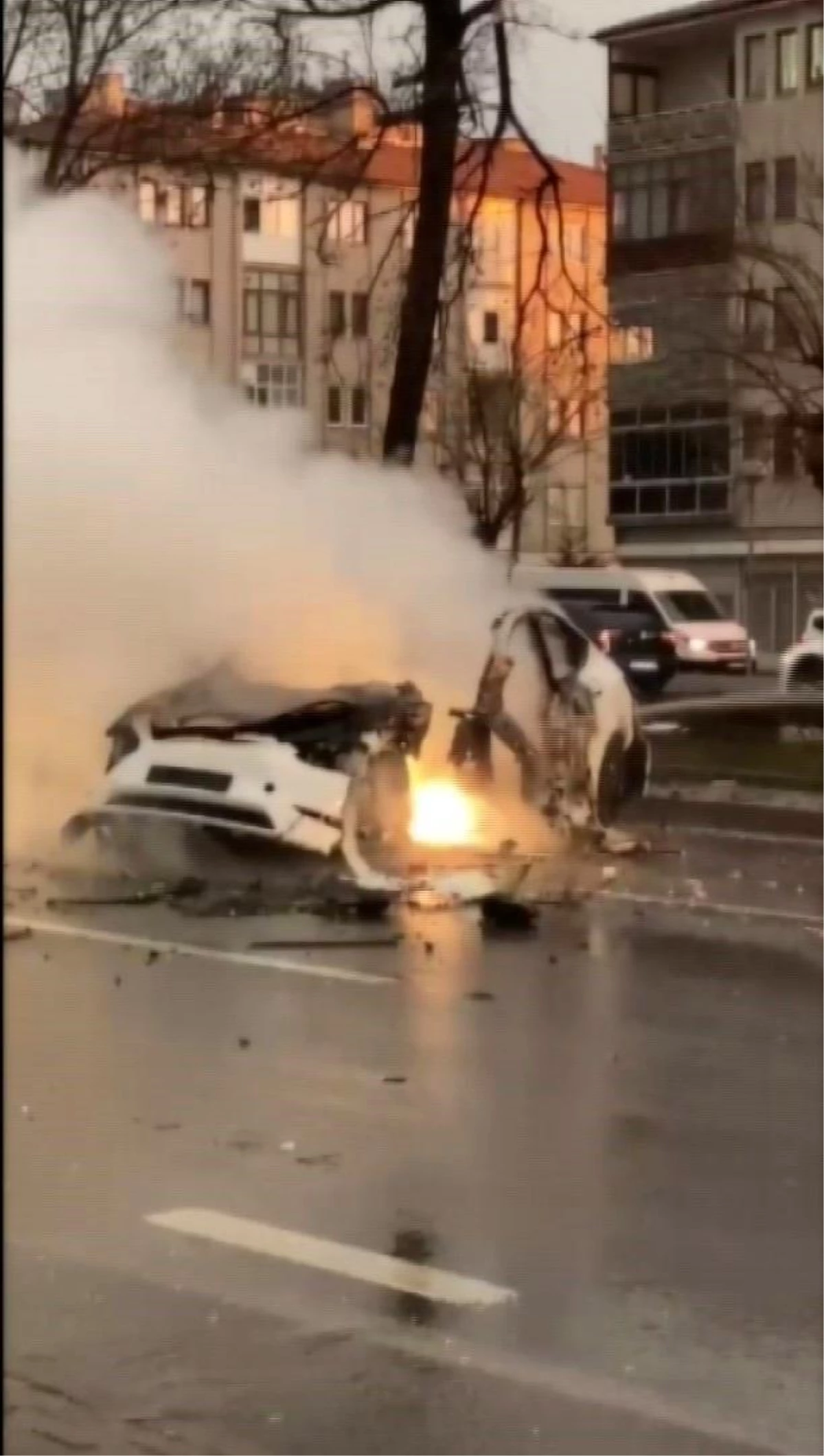 Kayseri\'de trafik kazasında Tesla otomobil alev aldı