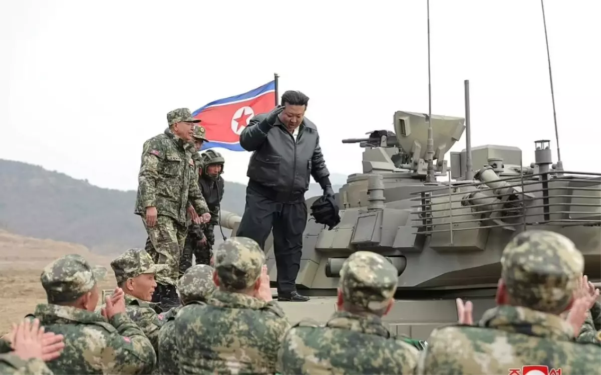 Kim Jong Un, Yeni Tank Modeli Üzerinde Eğitim Alan Askerlere Katıldı