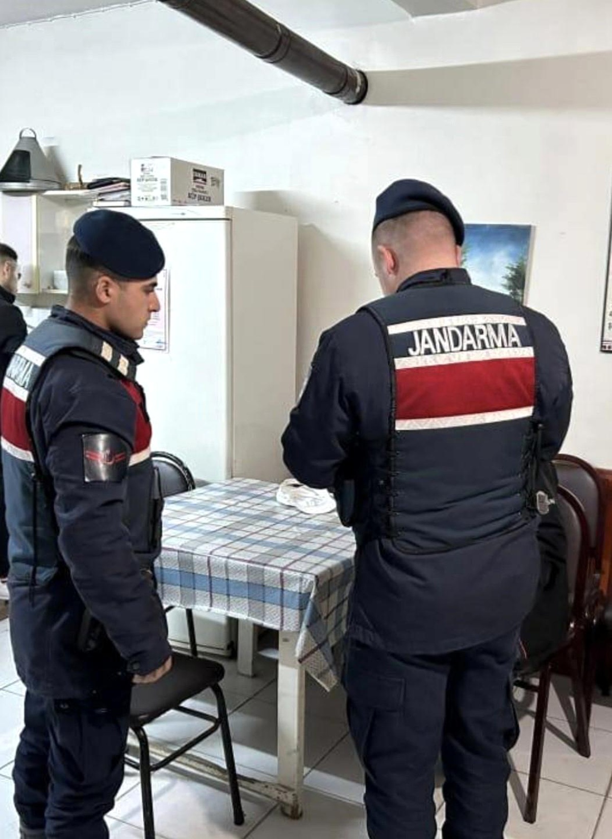 Kırklareli\'de Jandarma Ekipleri Tarafından Yapılan Huzur ve Güven Uygulamasında 83 İşletme Kontrol Edildi