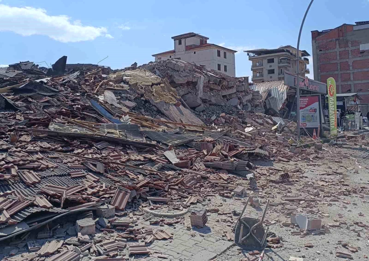 Malatya\'da depremde ağır hasarlı binanın yıkımı sırasında prefabrik lokanta zarar gördü