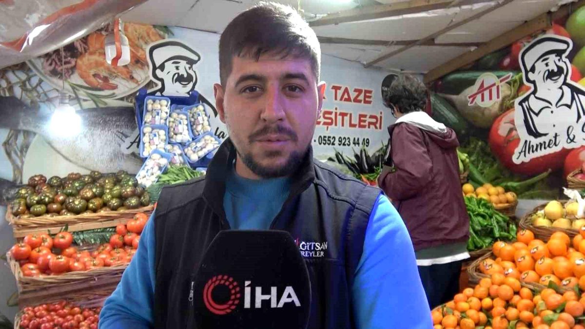 Kütahya\'da Karpuz Dilimleri Yüksek Fiyatlarla Satışa Sunuluyor