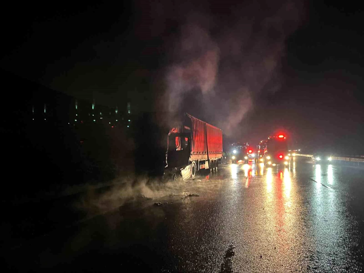 Kuzey Marmara Otoyolu\'nda Fosforik Asit Yüklü Tırın Kupası Alev Aldı