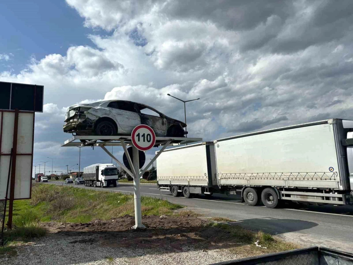 Salihli\'de trafik kazalarını önlemek için hurda araç yerleştirildi
