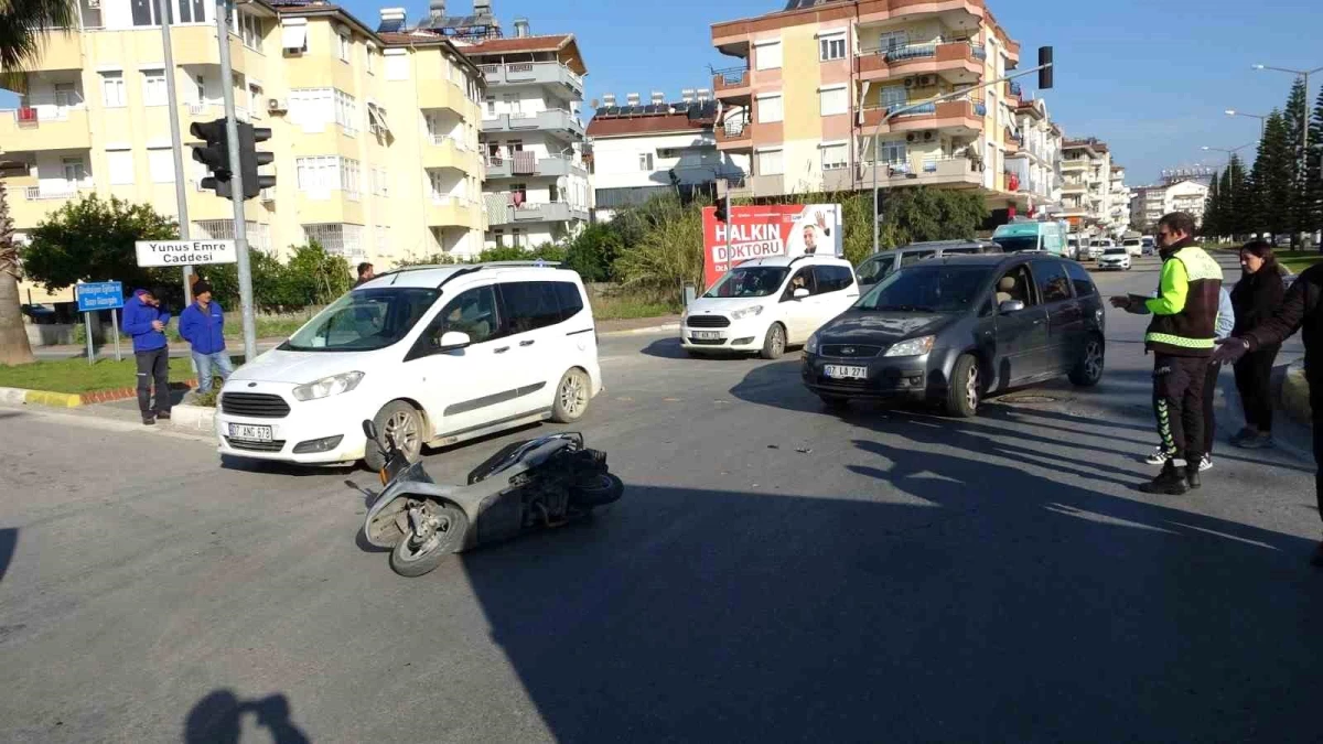 Antalya Manavgat\'ta Motosiklet ile Otomobil Çarpıştı: 1 Yaralı