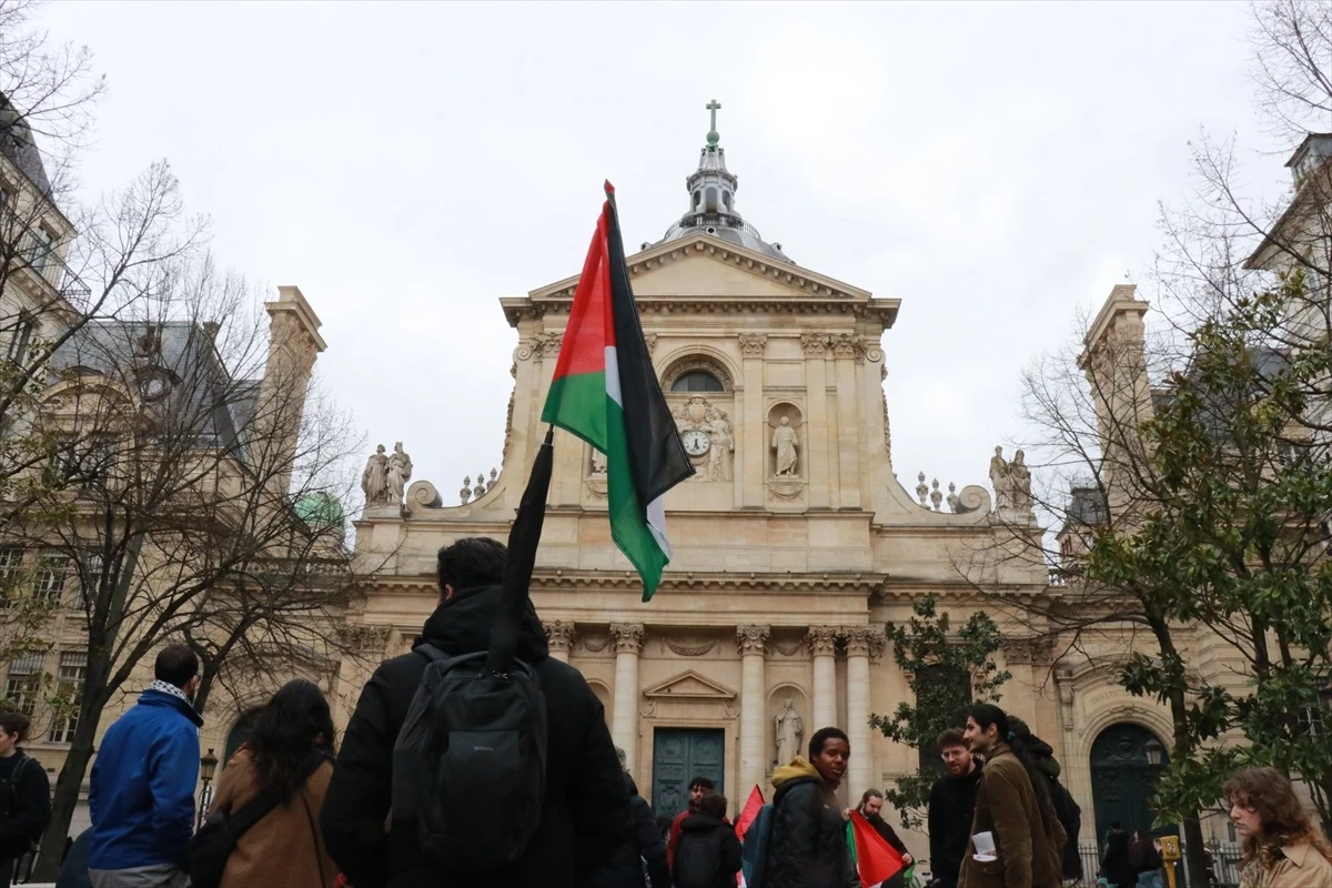 Paris\'te Filistin Destekçisi Öğrenciler Gösteri Yaptı