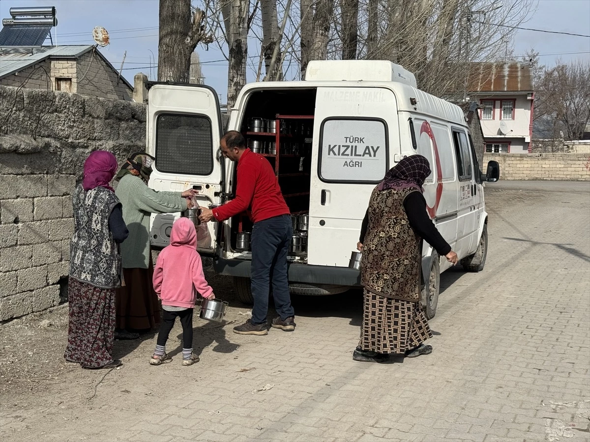 Türk Kızılay Ağrı Şubesi, Ramazan boyunca ihtiyaç sahiplerine iftarlık ve sahurluk dağıtıyor