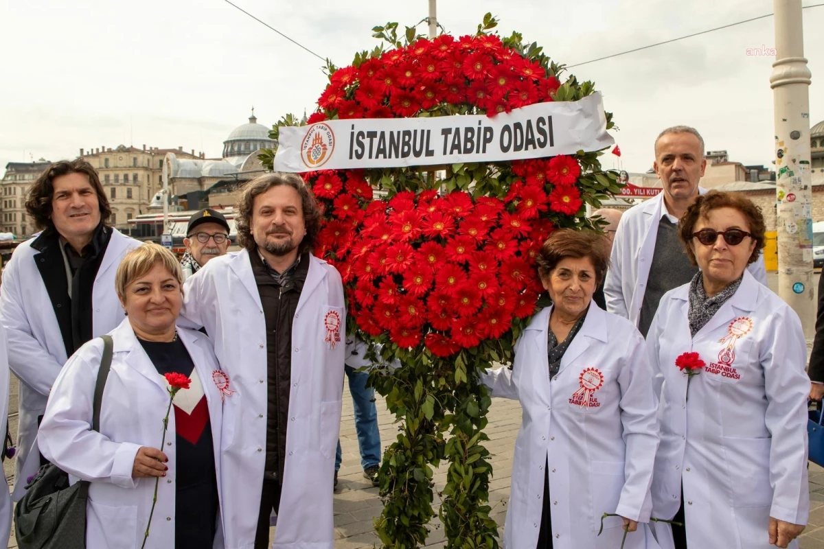 Sağlık çalışanları Tıp Bayramı\'nda Taksim\'de çelenk bıraktı