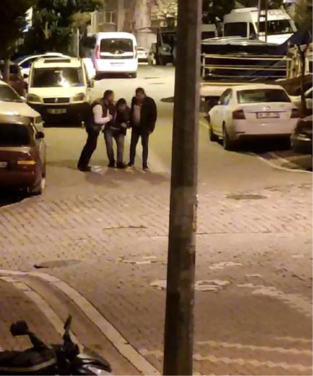 Esenyurt\'ta alkollü olduğu iddia edilen 3 kişi sokak ortasında olay çıkardı