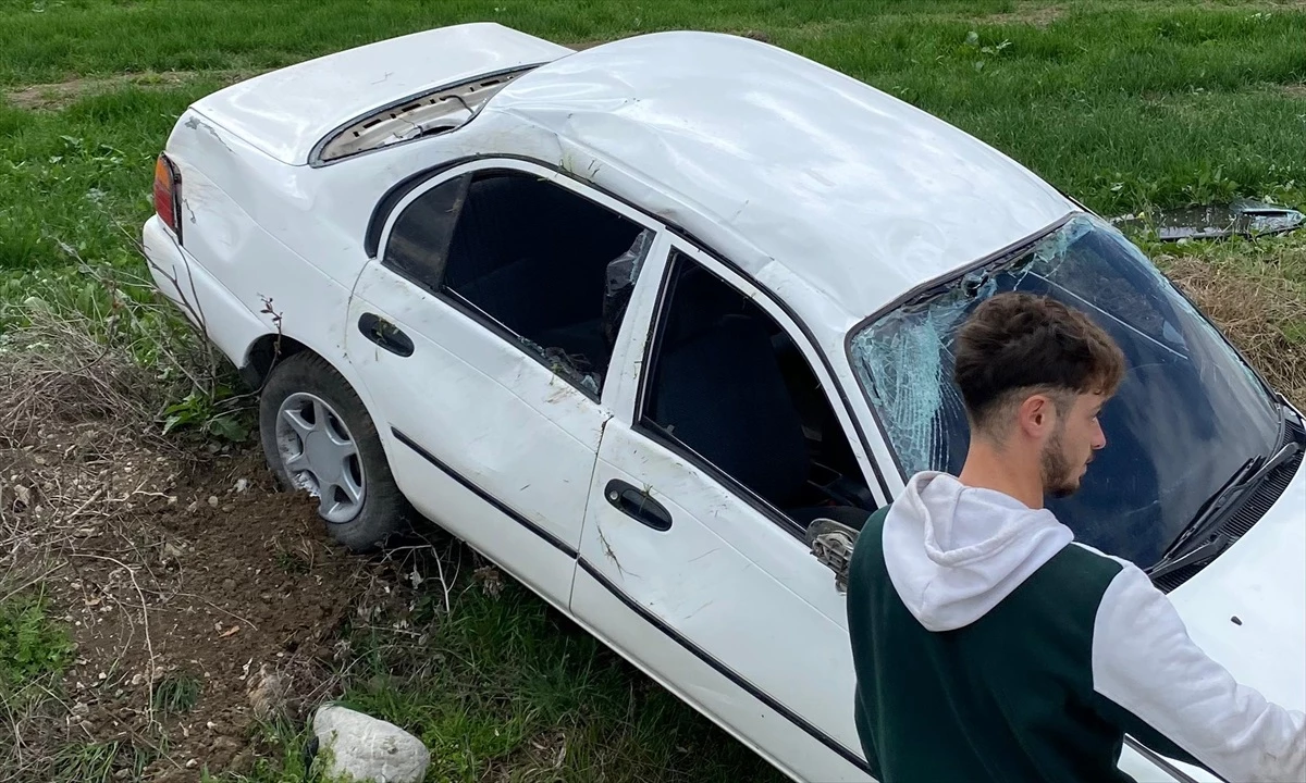 Samsun\'un Vezirköprü ilçesinde tarlaya devrilen otomobilin sürücüsü yaralandı