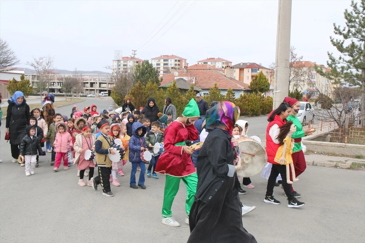 Sivas\'ın Şarkışla ilçesinde anaokulu öğrencileri ramazan davulu çalarak etkinlik yaptı
