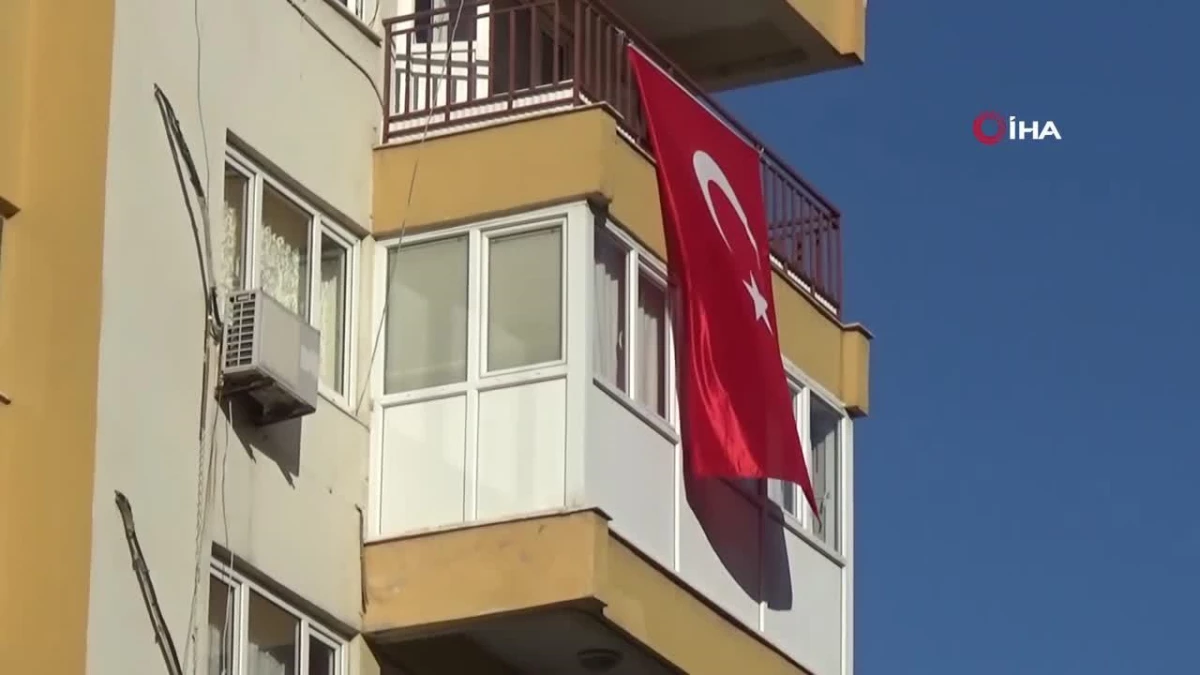 Şehidin evine Türk bayrağı asıldı