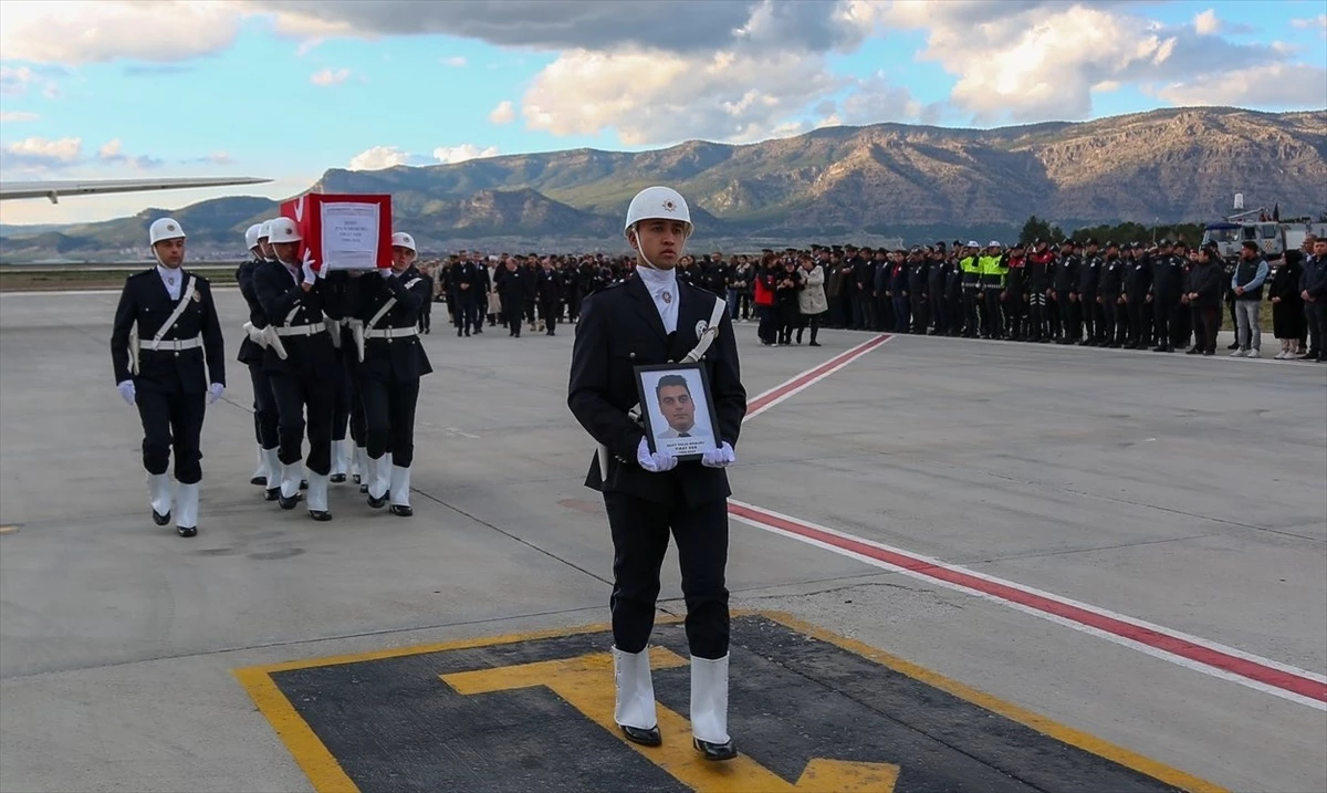 Şırnak\'ta trafik kazasında şehit olan polis memuru için tören düzenlendi
