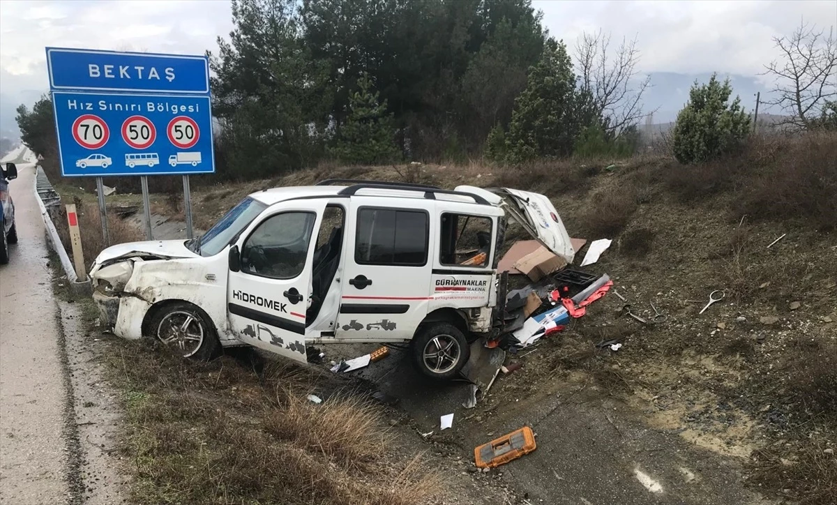 Sinop\'un Boyabat ilçesinde hafif ticari araç devrildi, 2 kişi yaralandı