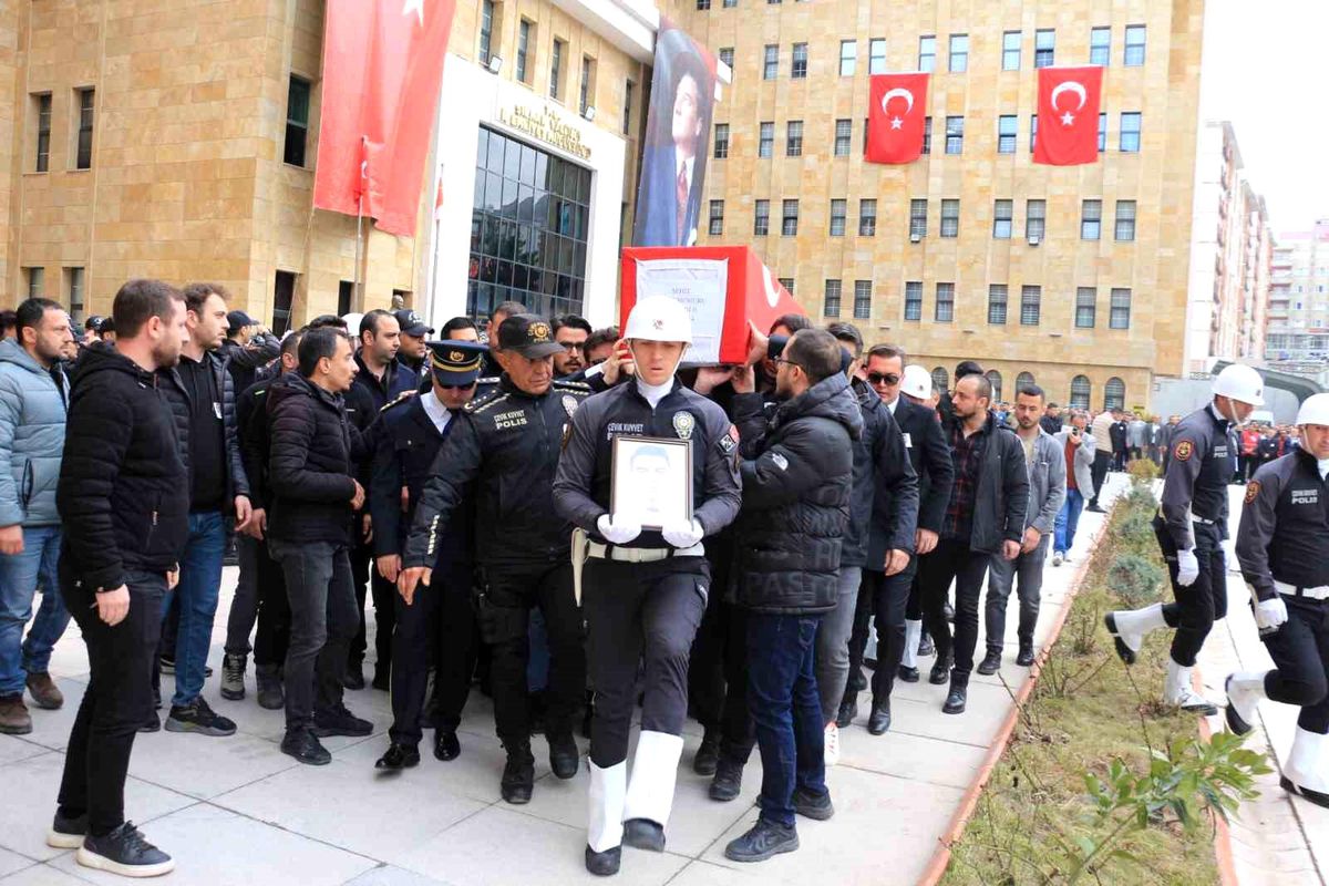 Şırnak\'ta trafik kazasında şehit olan polis memuru törenle memleketine uğurlandı