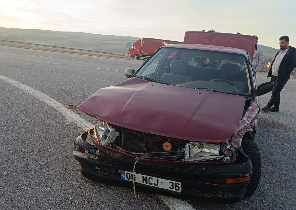 Sivas\'ın Şarkışla ilçesinde bariyerlere çarpan otomobilde 3 kişi yaralandı