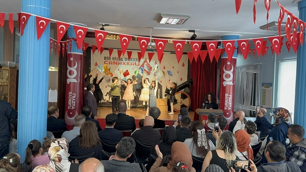 İran\'da Tahran Türk Okulu öğrencileri İstiklal Marşı ve Çanakkale Şehitlerini Anma programı düzenledi