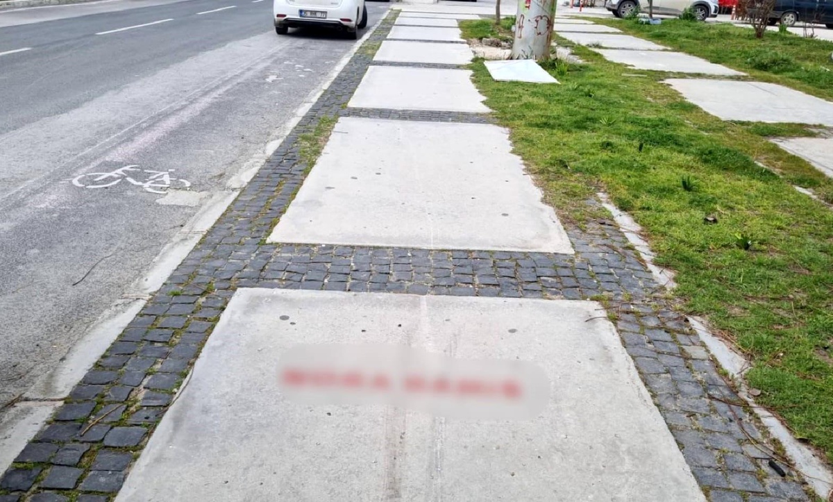 Çeşme\'de Sprey Boya ile Yasa Dışı Bahis Siteleri Reklamı Yapan Şüpheliler Yakalandı