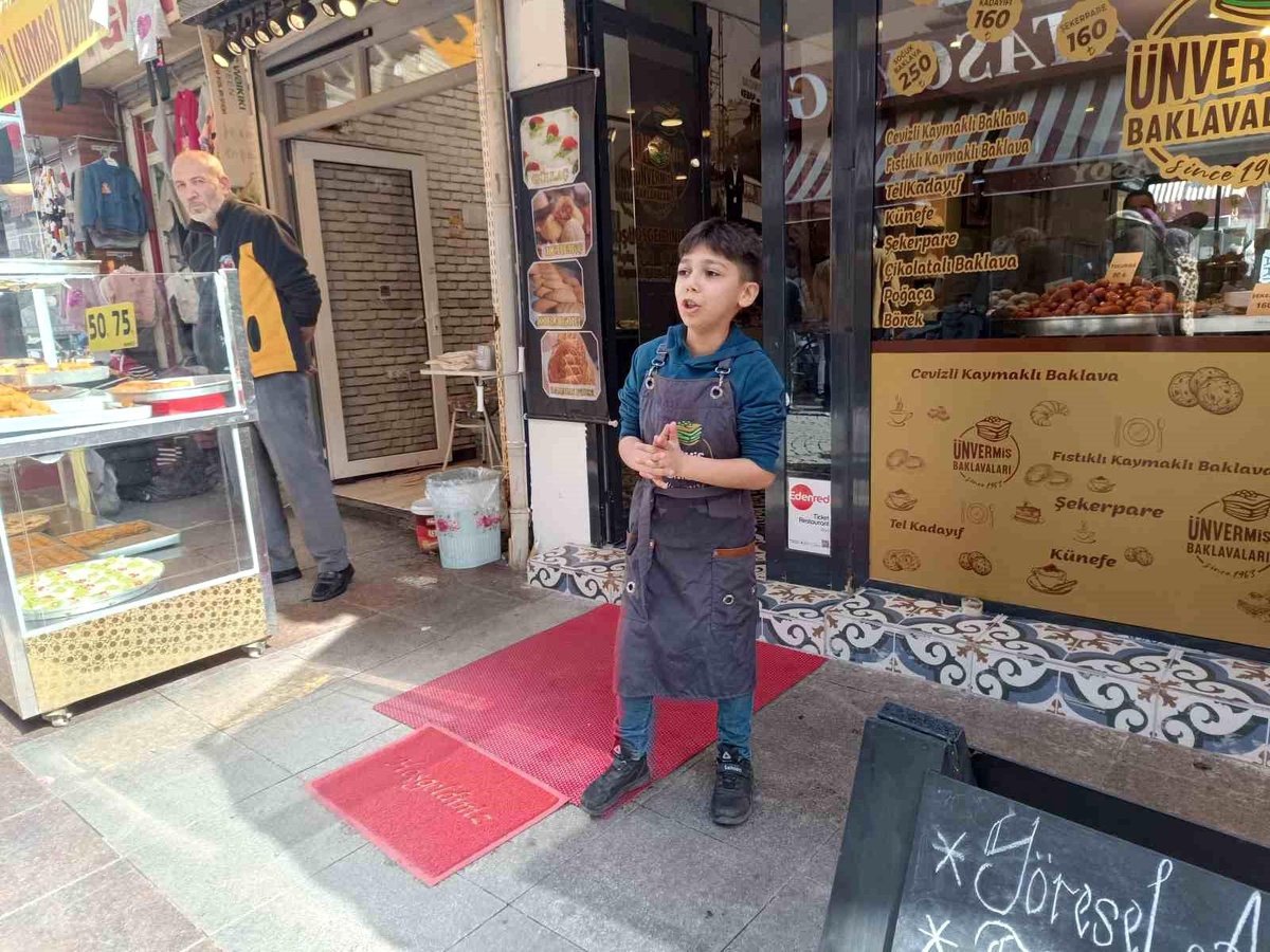 8 Yaşındaki Çocuk Tatlıcı Dükkanında Satış Yapıyor
