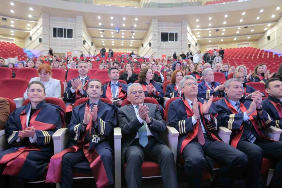 Başkan Büyükkılıç, Erciyes Üniversitesi\'nde Tıp Bayramı programına katıldı