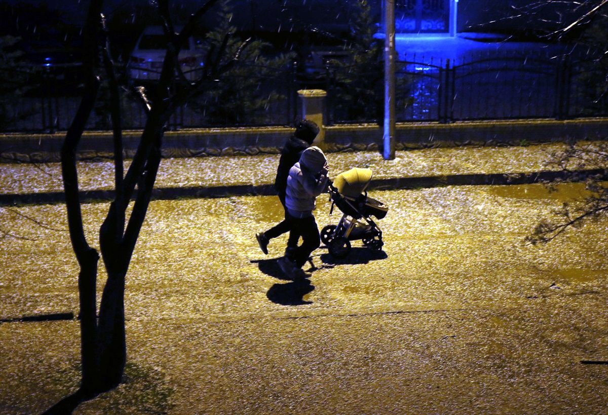 Tokat\'ta aracını doluya karşı battaniye örterek korudu