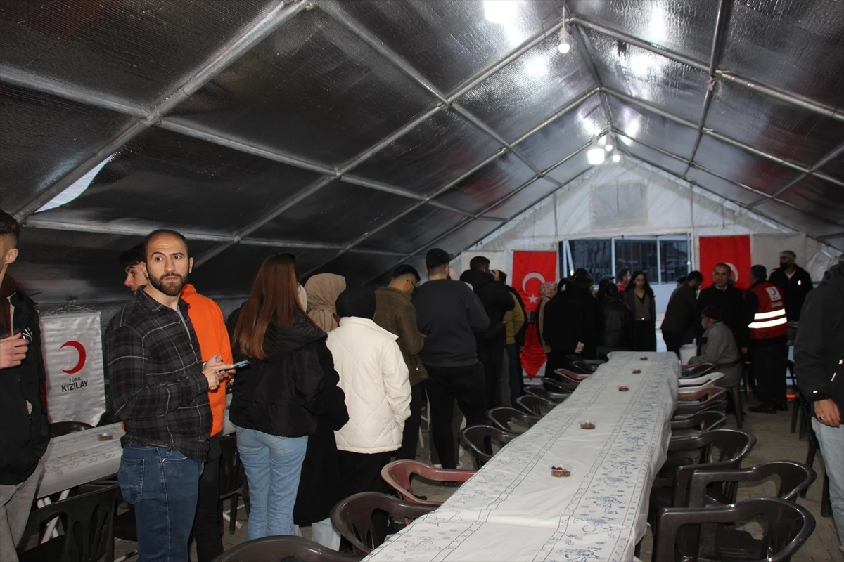 Türk Kızılay Hakkari Şubesi, her gün 400 kişiye iftar veriyor