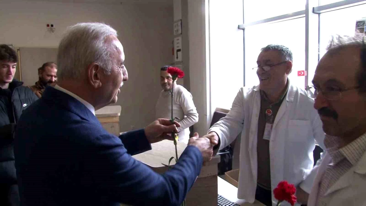 Ümraniye Belediye Başkanı İsmet Yıldırım, Tıp Bayramı\'nda sağlık çalışanlarıyla buluştu