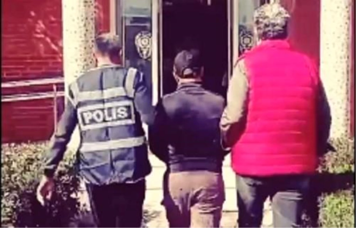 İzmir\'de Kesinleşmiş Hapis Cezasıyla Aranan 2 Firari Yakalandı