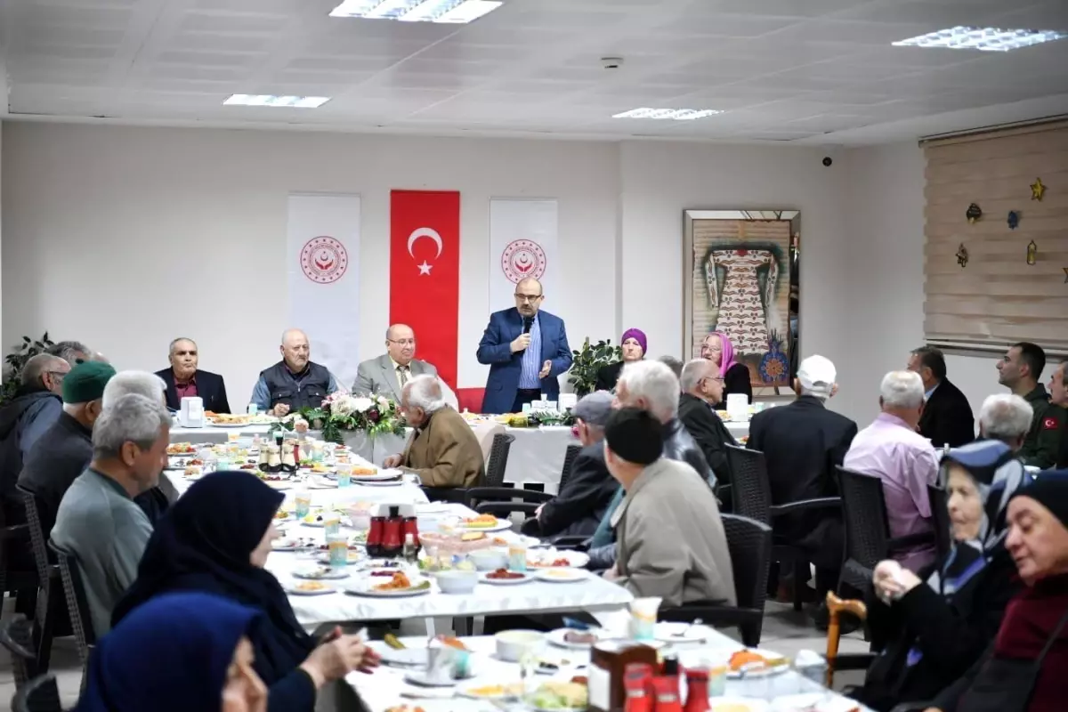 Balıkesir Valisi İsmail Ustaoğlu, Huzurevi Sakinleriyle İftar Yaptı