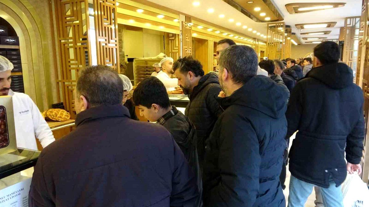 Van\'da Ramazan ayının başlamasıyla birlikte vatandaşlar Ramazan pidesi için uzun kuyruklar oluşturdu