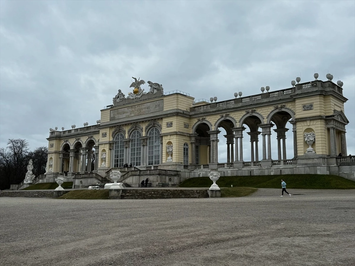 Avrupa\'nın Etkileyici Sarayı: Schönbrunn