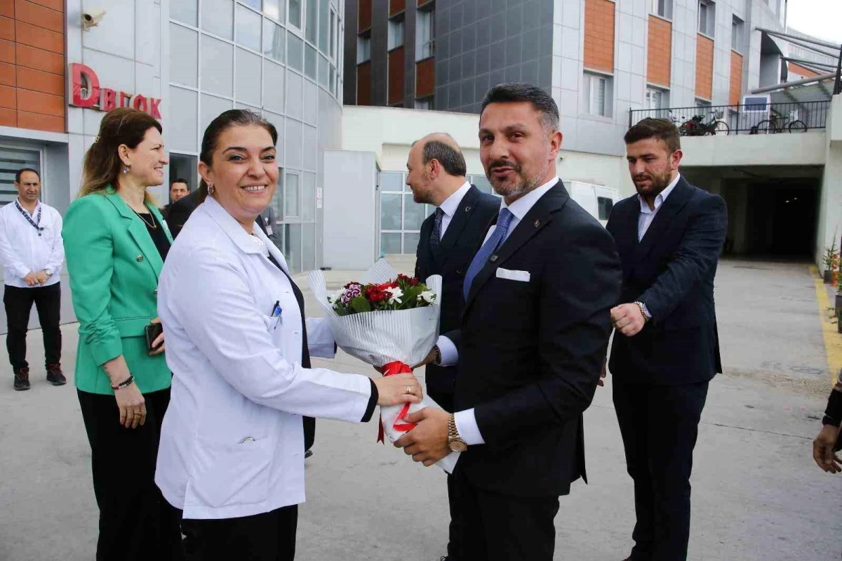 Hamid Yüzügüllü, sağlık çalışanlarına çiçek armağan etti
