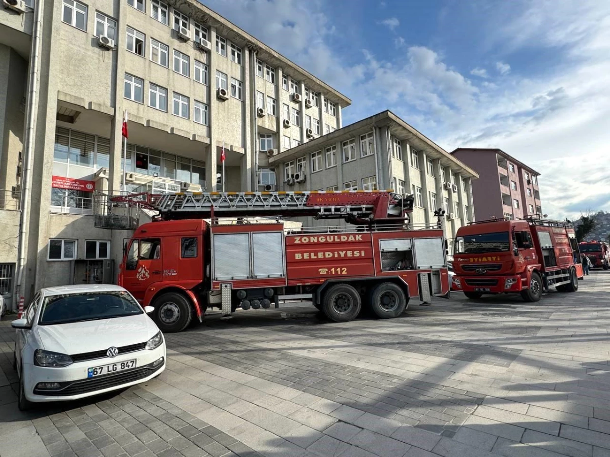 Zonguldak Adliyesi\'nde çıkan yangın paniğe neden oldu