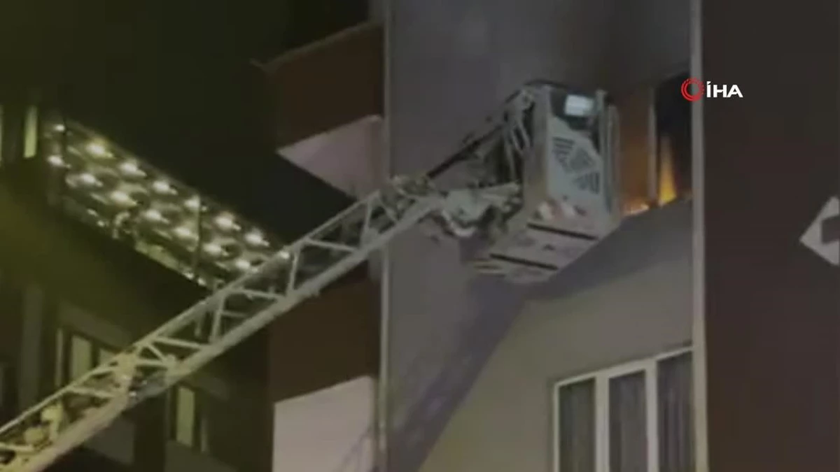 Kocaeli\'de 7 katlı apartmanda yangın: Daire alevlere teslim oldu