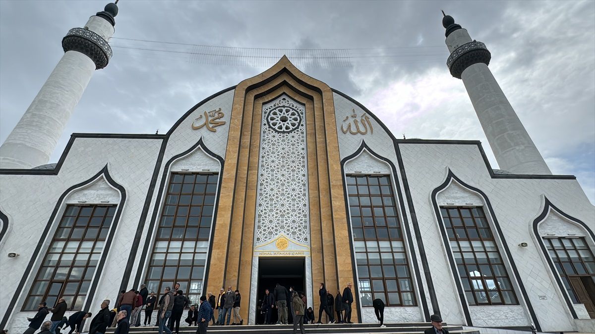 Adana, Mersin ve Hatay\'da Ramazan Ayının İlk Cuma Namazı Kılındı
